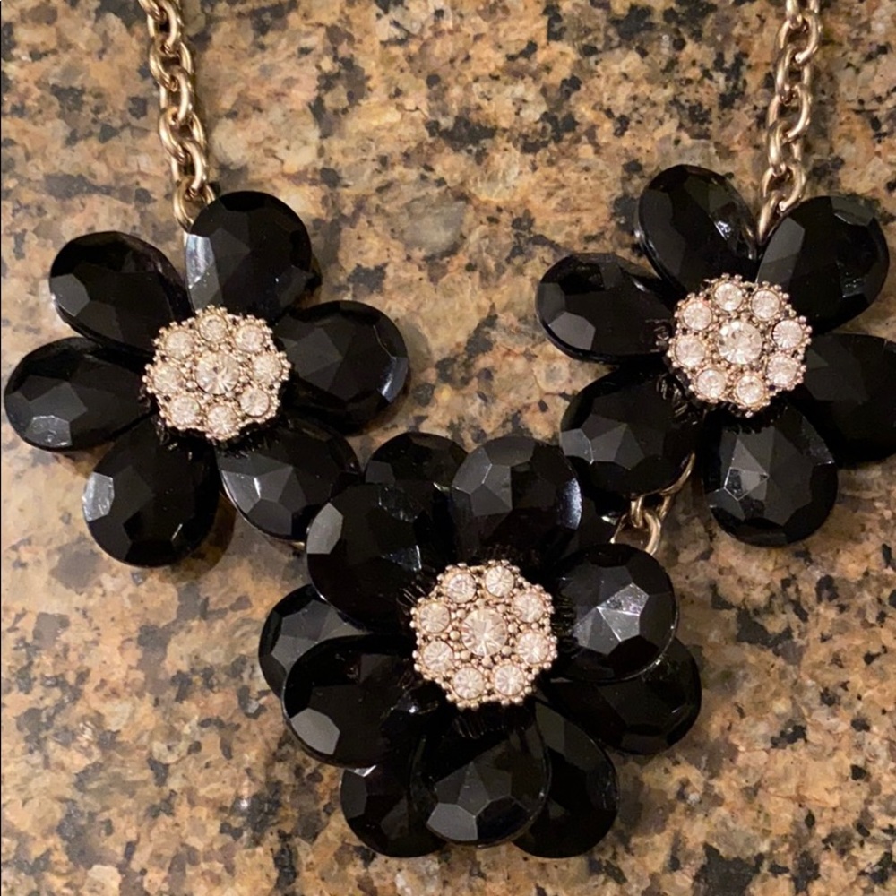 Statement necklace - elegant look w/ black& gold